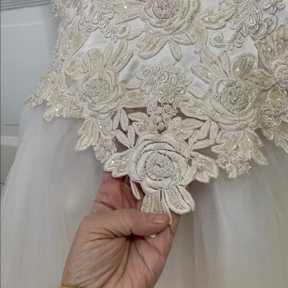 Signature Cream White Lace Sleeveless A-Line Maxi Wedding Dress - Picture 5 of 9